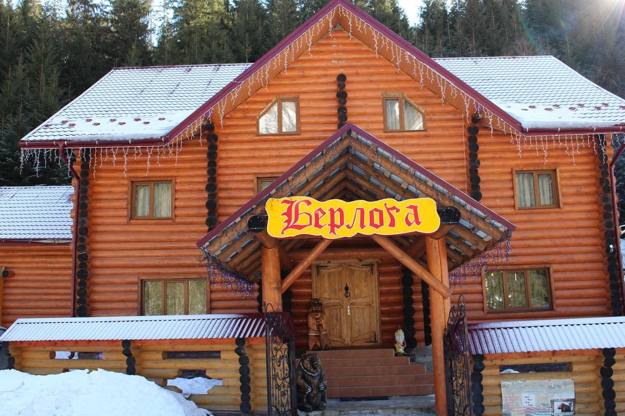 Тримісний номер з видом на гори